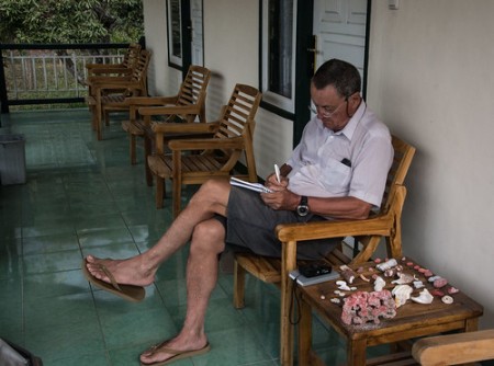 Escribiendo la crónica del día en Sembalún (Indonesia).